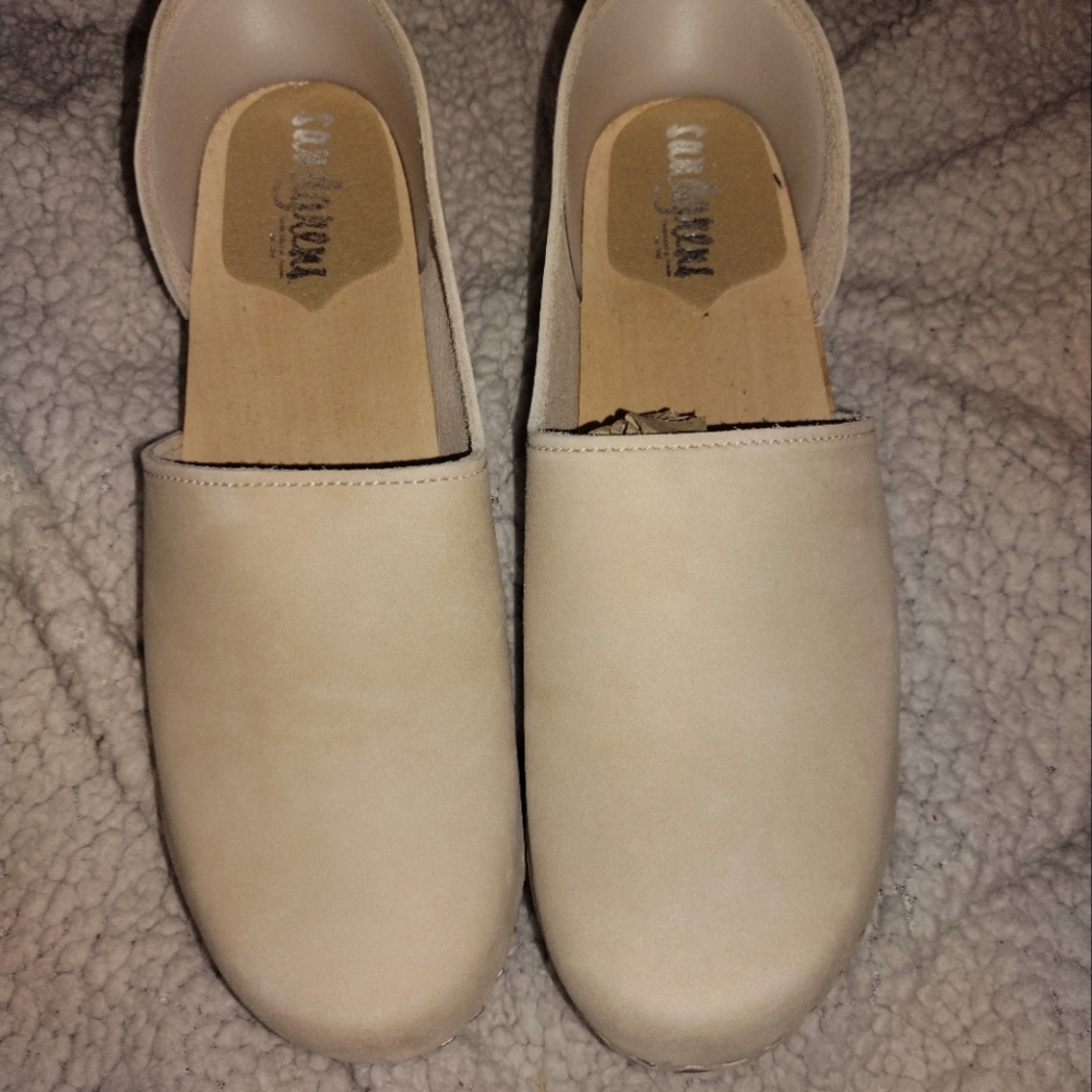Sandgrens beige clogs
